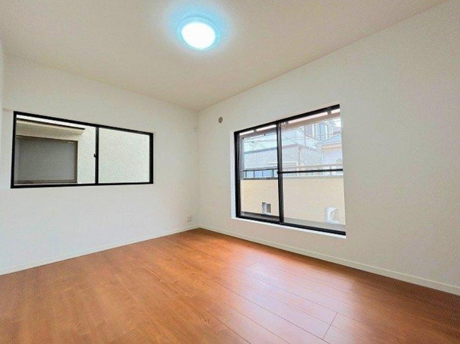 【寝室】 | ふじみ野市西鶴ケ岡2丁目　中古一戸建住宅　(ふじみ野店) | 2階6.0帖/大きな窓から差し込む光がお部屋を明るく照らします。