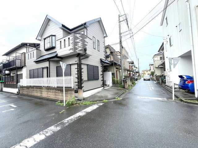 【前面道路含む現地写真】 | 川越市木野目　中古一戸建住宅　(ふじみ野店) | 2道路に面しており南からの陽光が差し込むあたたかいお住まい。