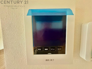 訪問者が来たときにテレビ画面で確認できるため、安心してドアを開けられます。録画機能があるものもあり、留守中に来訪者を記録しておくことができます。利便性が高く、セキュリティ面でも安心です。