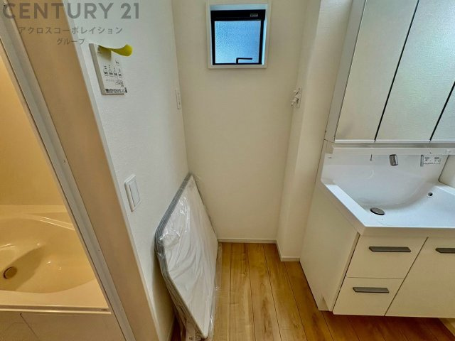 洗濯物の仕分け作業がしやすく、整理整頓が容易になります。洗濯音や湿気を他の部屋に持ち込まず、生活環境を快適に保ちます。上部を活用すれば収納スペースを確保でき洗剤や洗濯用品の整理もしやすくなります。