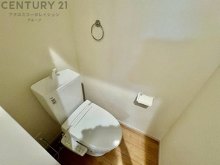 温水洗浄便座付トイレは温水洗浄機能により、暖かい水でおしりを洗浄することができ、冷たい水を使う従来の便座に比べ、温水洗浄機能で暖かいトイレを提供し、快適な使用を可能にします。