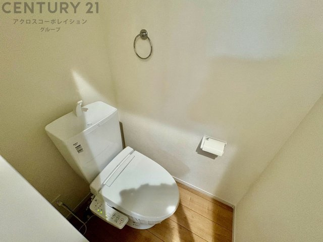 温水洗浄便座付トイレは温水洗浄機能により、暖かい水でおしりを洗浄することができ、冷たい水を使う従来の便座に比べ、温水洗浄機能で暖かいトイレを提供し、快適な使用を可能にします。