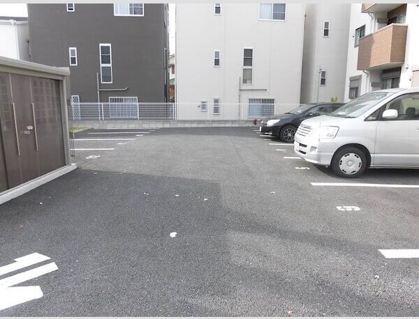 アルテール摂津の駐車場