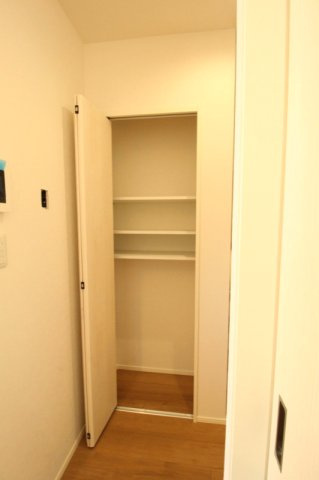香南市野市町みどり野　新築戸建　⑤のキッチン|パントリー