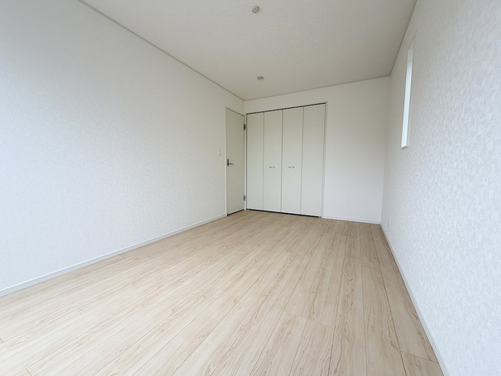三郷市早稲田2丁目　新築戸建　全3棟　3号棟の洋室|クローゼット付きの洋室7.5帖・主寝室としていかがでしょう