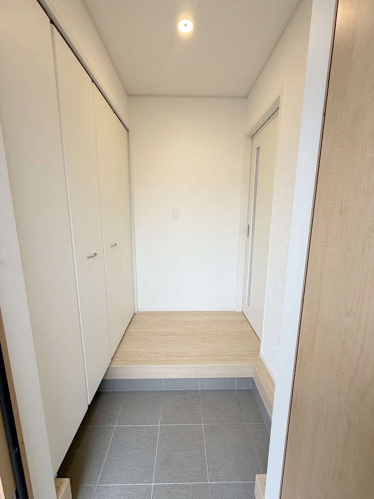 三郷市早稲田2丁目　新築戸建　全3棟　3号棟の玄関|玄関から見た室内写真です