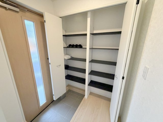三郷市早稲田2丁目　新築戸建　全3棟　3号棟の玄関|家族の靴をたっぷり収納できるシューズクローク付
