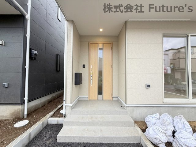 三郷市早稲田2丁目　新築戸建　全3棟　3号棟の玄関|玄関アプローチ
