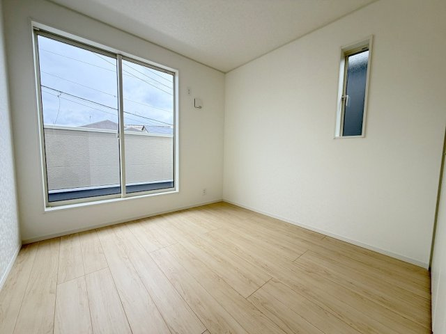 三郷市早稲田2丁目　新築戸建　全3棟　3号棟の洋室|バルコニーに面した明るい洋室5帖