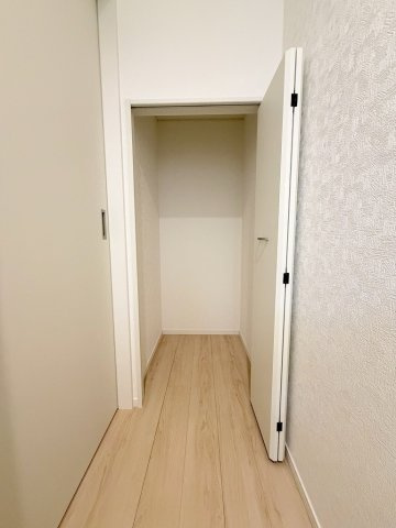 三郷市早稲田2丁目　新築戸建　全3棟　3号棟の収納|ストック品の収納に便利な1階ホール収納