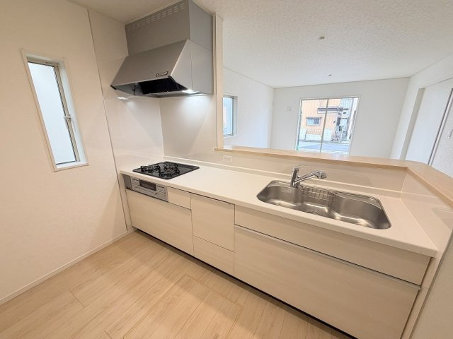 三郷市早稲田2丁目　新築戸建　全3棟　3号棟のキッチン|会話の弾む対面システムキッチンです