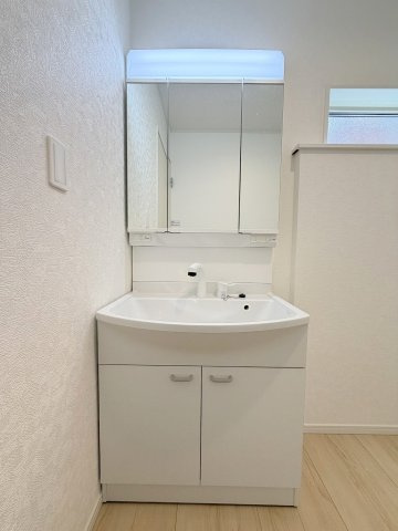 三郷市早稲田2丁目　新築戸建　全3棟　3号棟の独立洗面台|三面鏡付きシャワードレッサーで朝の準備も快適