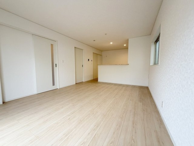 三郷市早稲田2丁目　新築戸建　全3棟　3号棟の居間・リビング|ソファやダイニングセットを置いてもゆとりのある16帖のリビング
