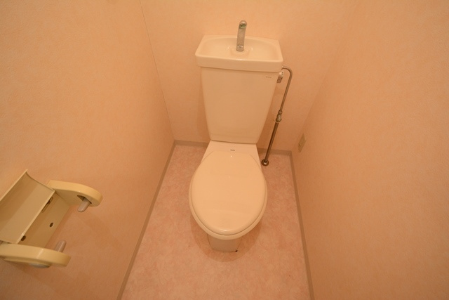 シンプルで掃除のしやすいトイレです♪