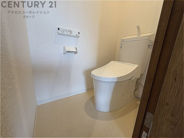 シンプルで掃除のしやすいトイレです♪