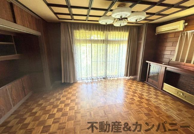 伊予市下三谷の中古のおうち　伊予市下三谷中古戸建の洋室|きれいな洋室です