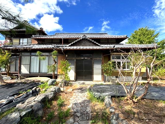 伊予市下三谷の中古のおうち　伊予市下三谷中古戸建の玄関|玄関です