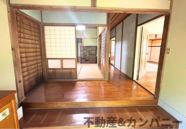 伊予市下三谷の中古のおうち　伊予市下三谷中古戸建の玄関|明るい玄関です