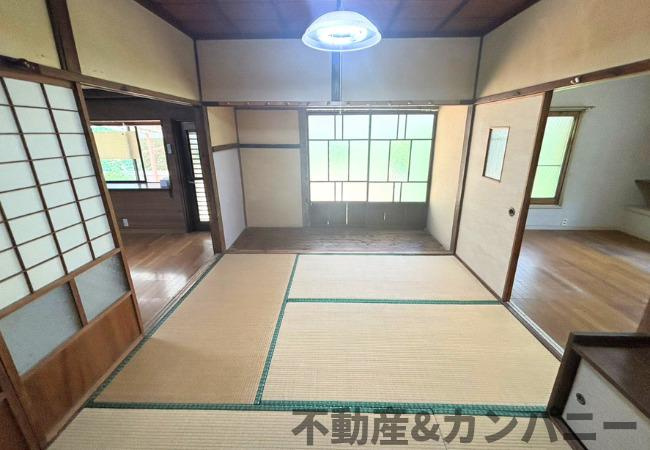伊予市下三谷の中古のおうち　伊予市下三谷中古戸建の和室|畳の上でゆっくりとくつろげる和室です