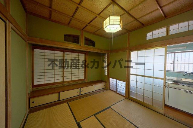 伊予市下三谷の中古のおうち　伊予市下三谷中古戸建の和室|畳の上でゆっくりとくつろげる和室です