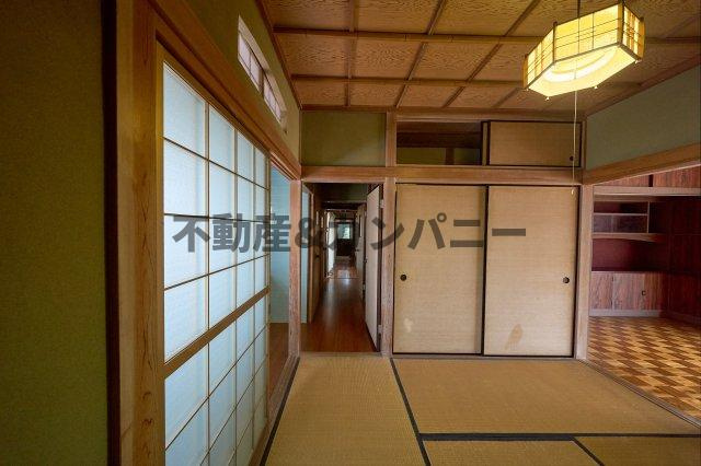 伊予市下三谷の中古のおうち　伊予市下三谷中古戸建の和室|和室がひろがる居住スペース