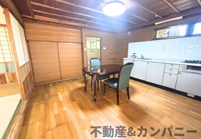 伊予市下三谷の中古のおうち　伊予市下三谷中古戸建の居間・リビング|ゆったりとしたリビングです