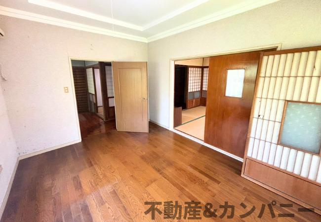 伊予市下三谷の中古のおうち　伊予市下三谷中古戸建の洋室|ゆったりした洋室です
