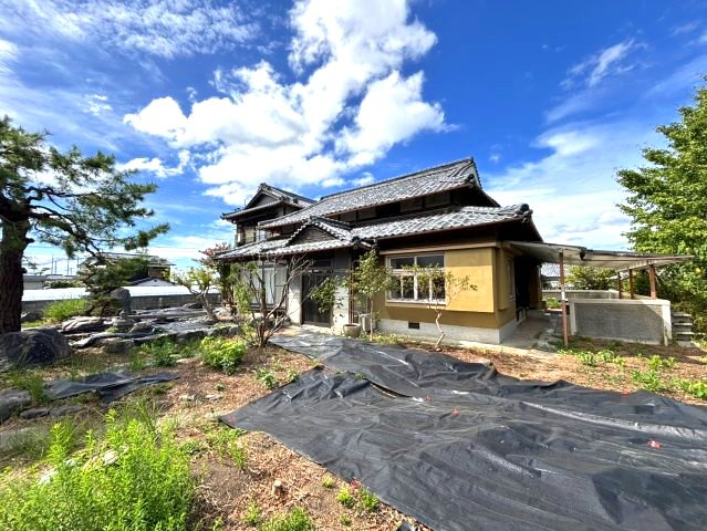 伊予市下三谷の中古のおうち　伊予市下三谷中古戸建の庭|簡単な家庭菜園も楽しめるお庭です