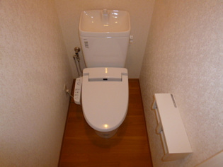温水洗浄便座付きのトイレです♪