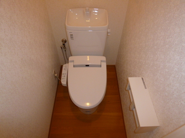 温水洗浄便座付きのトイレです♪