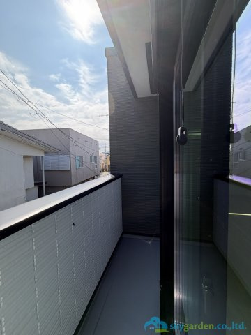 伊勢原市高森　新築戸建　全1棟1号棟のバルコニー