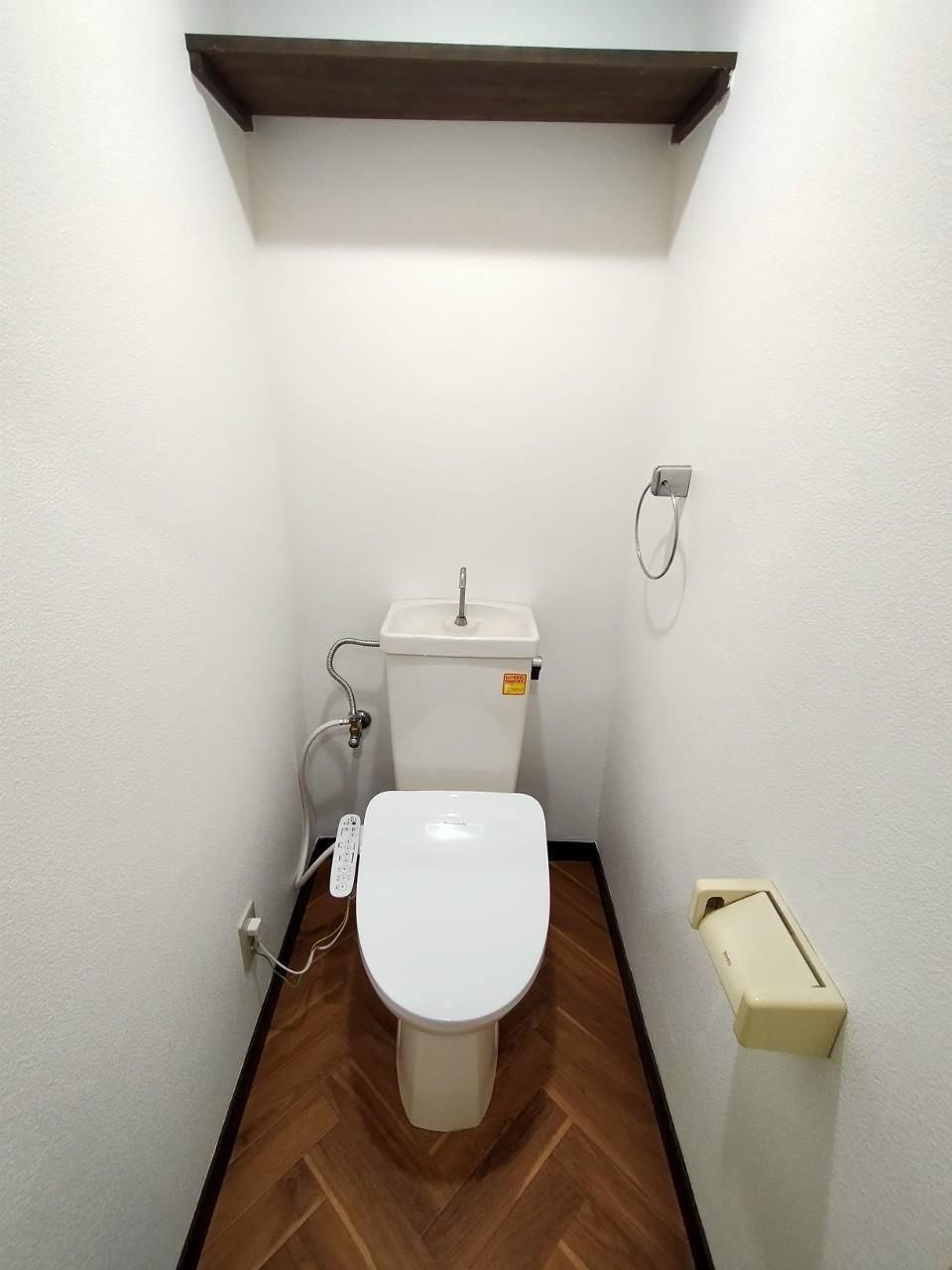 マンションアザレアA棟のトイレ|使いやすい居間です