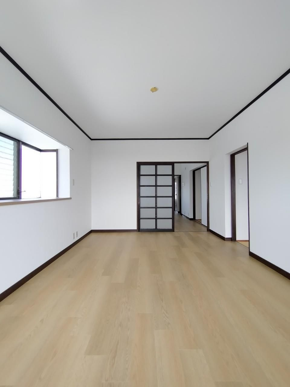マンションアザレアA棟の居間・リビング|落ち着いた色調のトイレです