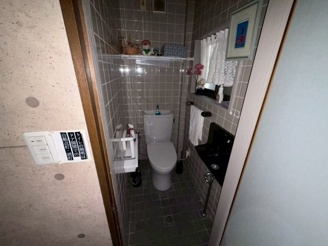 城陽市久世里ノ西　店舗付住宅のトイレ|1階店舗