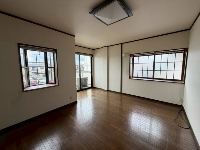 城陽市久世里ノ西　店舗付住宅の洋室|2階住居部分