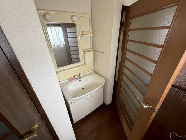 城陽市久世里ノ西　店舗付住宅の独立洗面台|2階住居部分