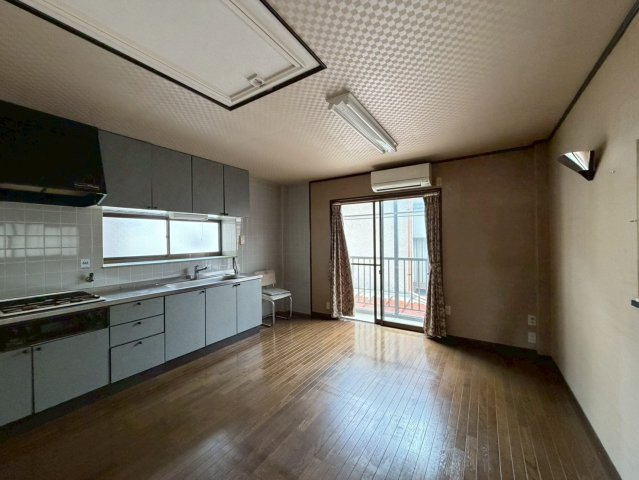 城陽市久世里ノ西　店舗付住宅の居間・リビング|2階住居部分