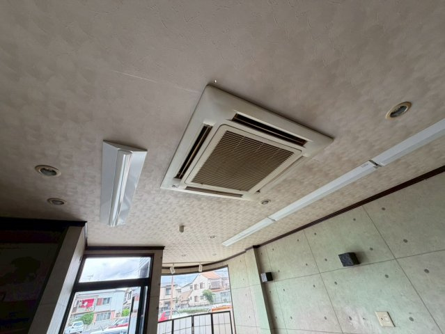 城陽市久世里ノ西　店舗付住宅のその他|1階店舗　ビルトインエアコン