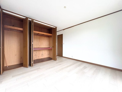 【洋室】 | ◆青葉区荏子田1丁目　中古戸建◆ | ◆二面採光で、陽差しを長時間受ける事が出来る暖かい室内です。もちろんペアガラスなので、遮音性にも優れ、結露も発生しにくい構造。サッシ周りのカビが発生しにくくなります。
