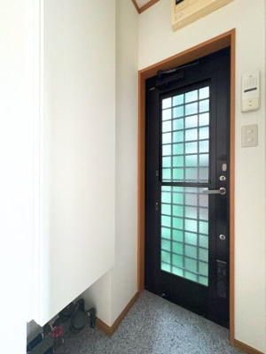 【玄関】 | ◆青葉区荏子田1丁目　中古戸建◆ | ◆明るい玄関です！散らかりやすい玄関もスッキリする大容量のシューズボックス付き。