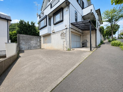 【駐車場】 | ◆青葉区荏子田1丁目　中古戸建◆ | ◆ゆったりとした駐車スペースを確保いたしましたので、お車2台駐車できます。自転車やバイクなど、ゆとりのある敷地で置き場所に困ることはないでしょう。