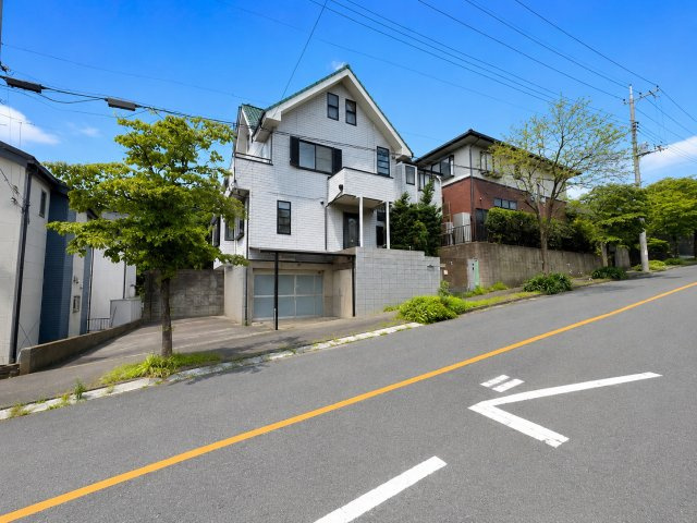 【外観】 | ◆青葉区荏子田1丁目　中古戸建◆ | ◆前面道路も幅員があり車の運転も安心！前面道路は閑静な住宅地。車通りの少ない道路です。お子様にも安心です。