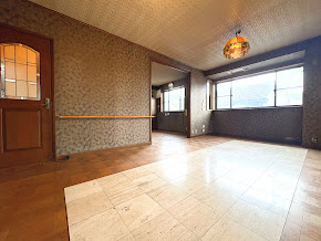 【洋室】 | ◆青葉区荏子田1丁目　中古戸建◆ | ◆家族で食卓を囲むダイニングスペースと、ソファでゆったりくつろぐリビングスペースがしっかり区切られているので家具の配置や用途を使いわけしやすいです。