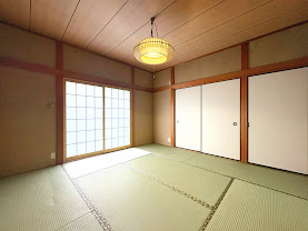 【和室】 | ◆青葉区荏子田1丁目　中古戸建◆ | ◆広々としたリビング・ダイニングは、シックでモダンな内装。落ち着いた雰囲気に包まれて、伸びやかな空間のなかで、ゆったりと家族団らんのひとときを過ごせます。