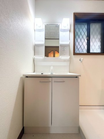 【独立洗面台】 | ◆青葉区荏子田1丁目　中古戸建◆ | ◆毎日使う場所だから、機能的で使いやすさに配慮したパウダールーム。すっきりと使えるように収納も豊富にご用意しています。