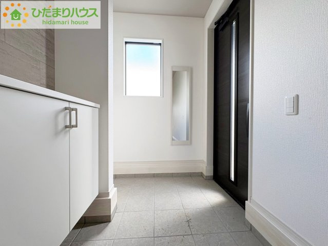 ひたちなか市東石川8期　新築戸建の玄関|玄関がひろいので親子で並んで仲良く靴が履けますね(^^)/