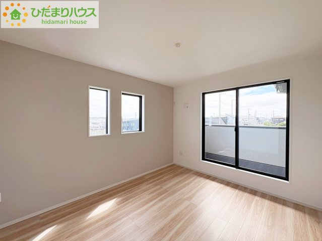 ひたちなか市東石川8期　新築戸建の寝室|バルコニーに面していて、たっぷり光りの入る明るい主寝室です！