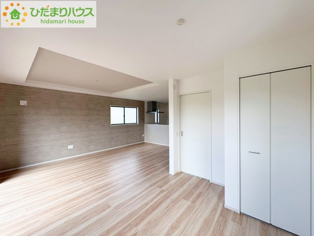 ひたちなか市東石川8期　新築戸建の居間・リビング|21.6帖の広～いリビングは、ゆったりとした家族だんらんの時間を過ごせます(^^)/