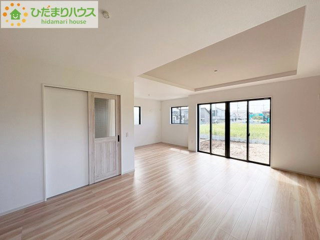ひたちなか市東石川8期　新築戸建の居間・リビング|リビング大きな窓からは、暖かな日の光が降り注ぎます・・・