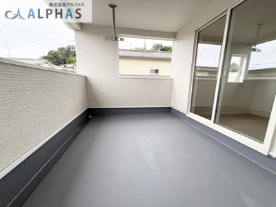 【バルコニー】 | 三木市志染町東自由が丘一丁目　新築戸建 | ■家族時間が楽しめる広々インナーバルコニー♪